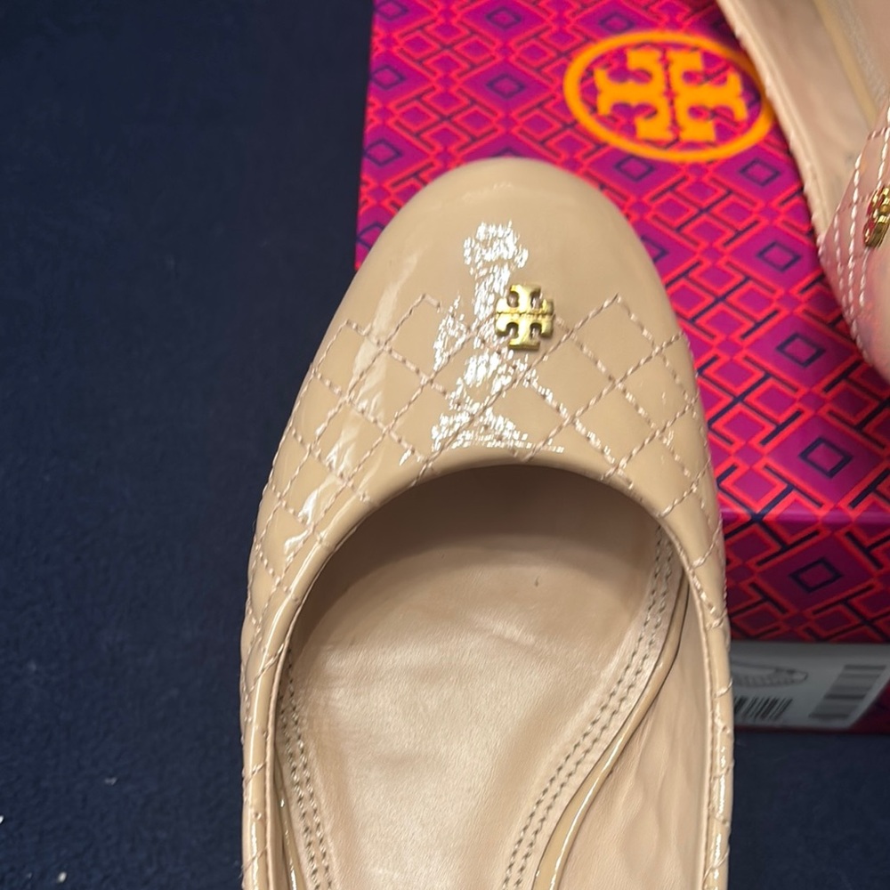 Tory Burch Cream Quilted Women's Shoes - Picture 4 of 8